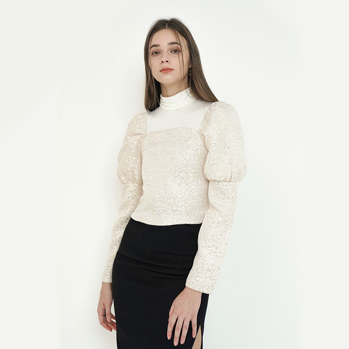 누댓(NUDAT) bulb long shoulder square neck blouse ivy beige