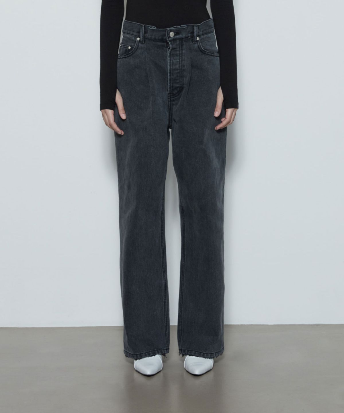 쓰리투에이티(THREE TO EIGHTY) Pleated Wide Jeans (Black)