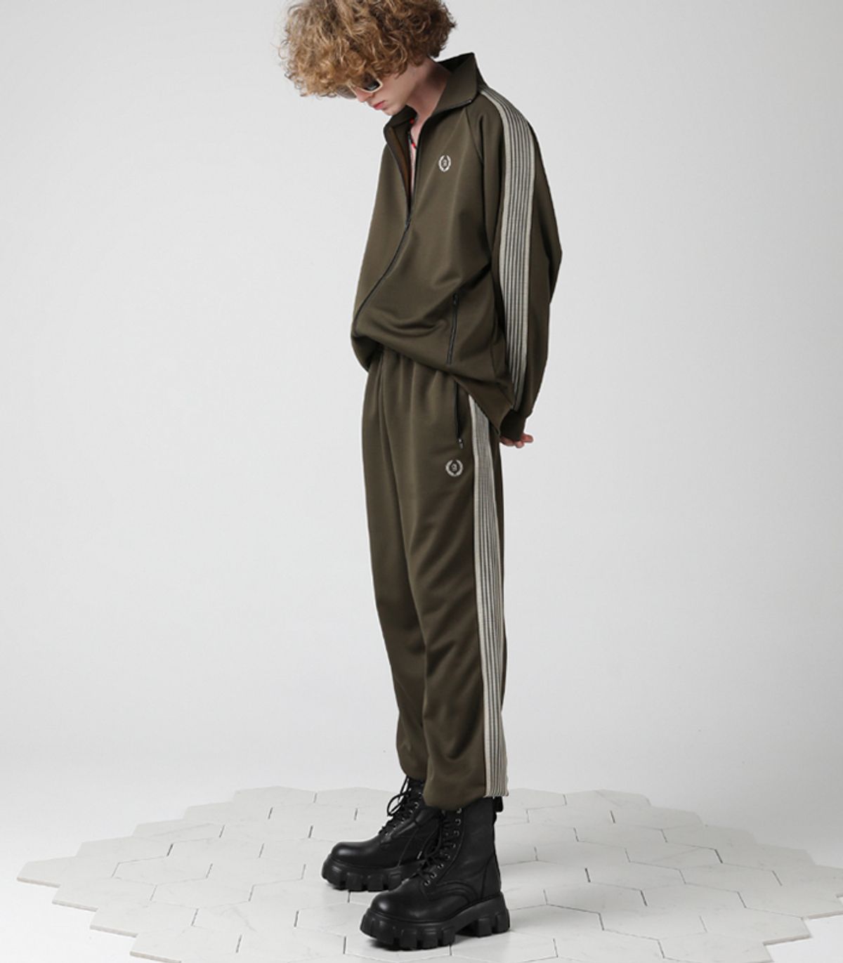 어반드레스(AVANDRESS) HERO TRACK WIDE PANTS KHAKI