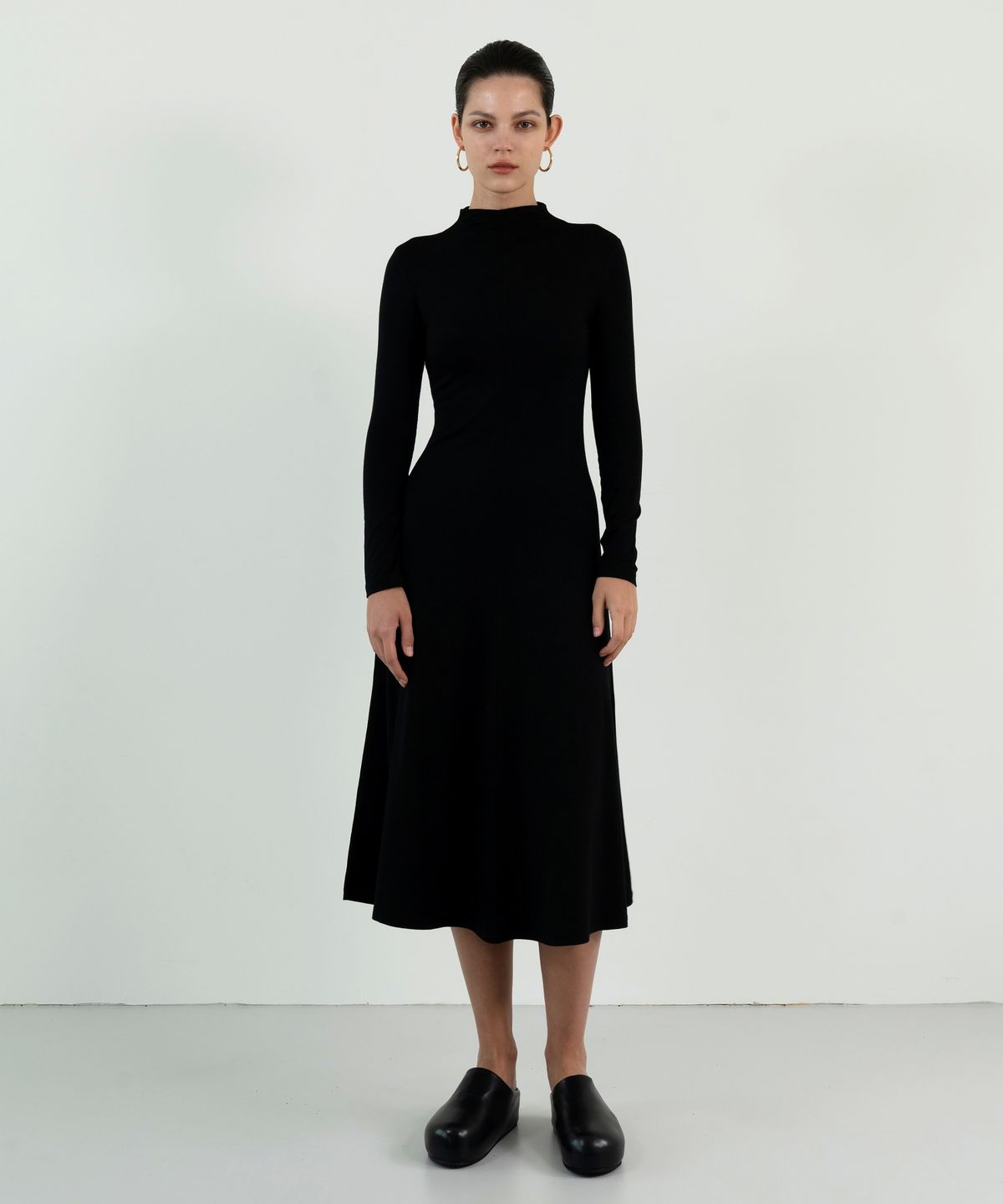 레트흐드레뚜왈(LETTRE DE LE TOILE) Cora High-neck tencel flare dress (black)