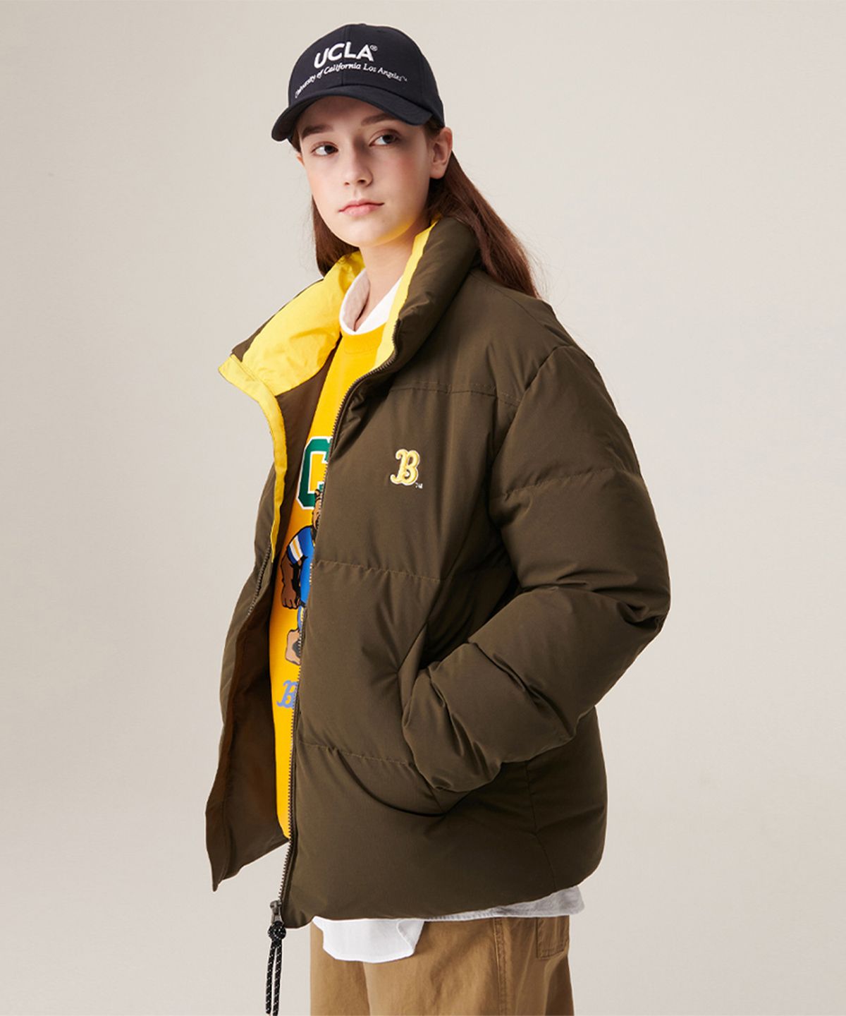 유씨엘에이(UCLA) BRUINS B로고 푸퍼 숏 점퍼 [KHAKI](UXBDO23_65)