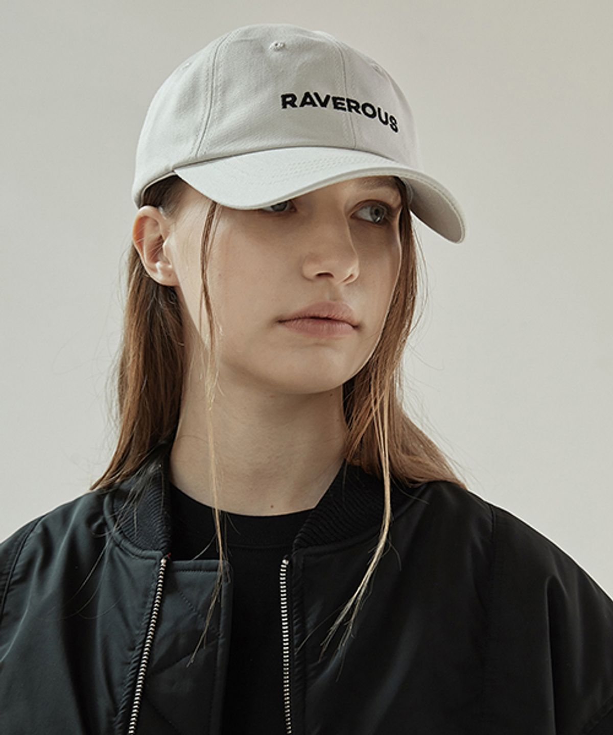 레이버러스(RAVEROUS) 베이직 로고 볼캡 아이보리
