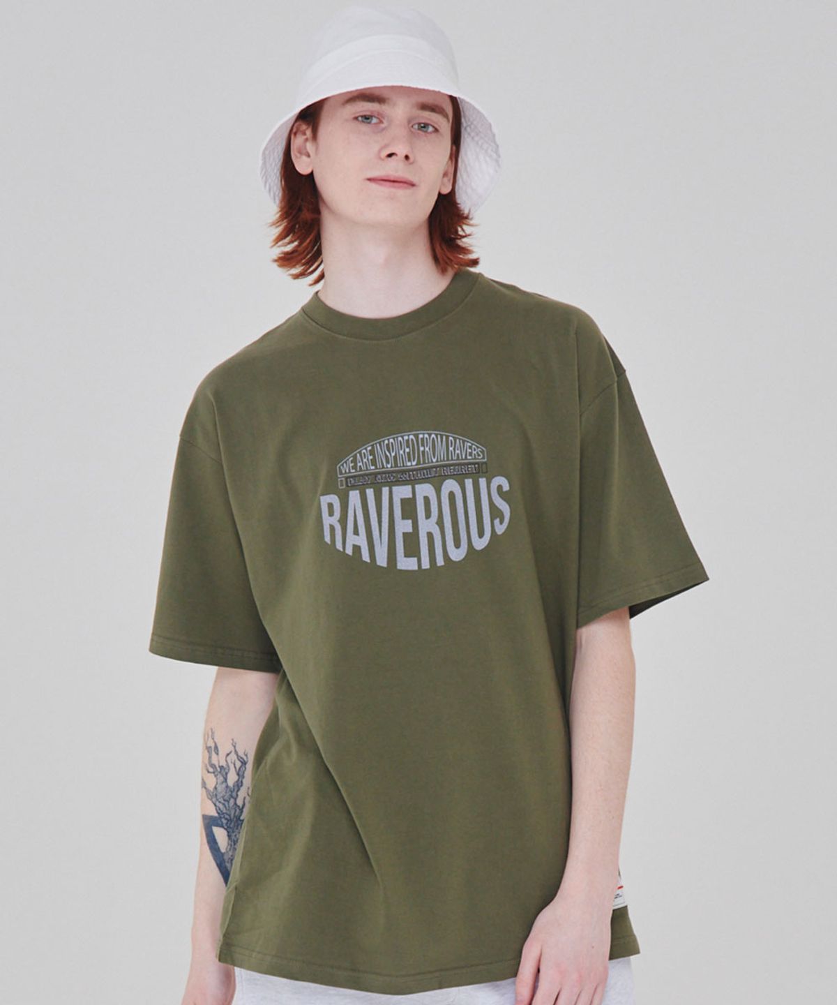 레이버러스(RAVEROUS) 컬리지 로고 티셔츠 카키