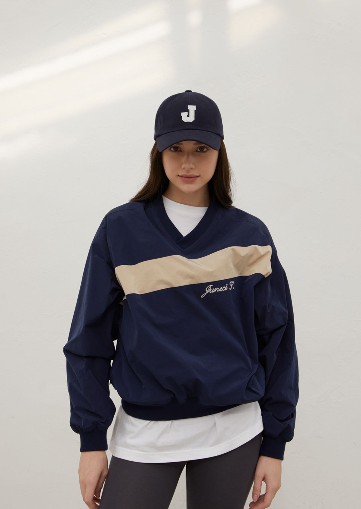 주네시 스포츠 클럽(JUNECI SPORTS CLUB) JSC 브이넥 풀오버 바람막이 윈드브레이커 (네이비)