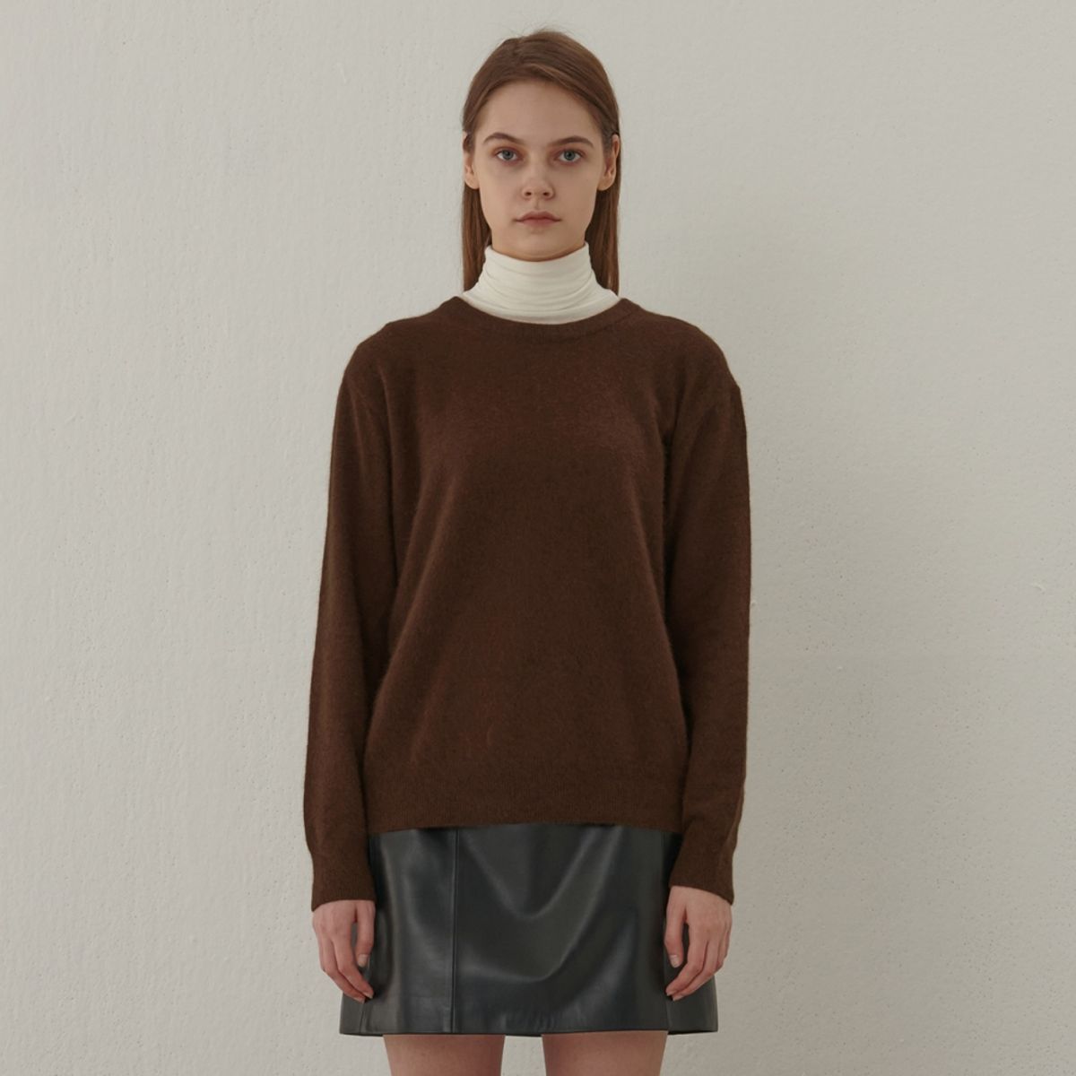 핀블랙(PINBLACK) WOOL SOFT RACCOON ROUND KNIT BROWN