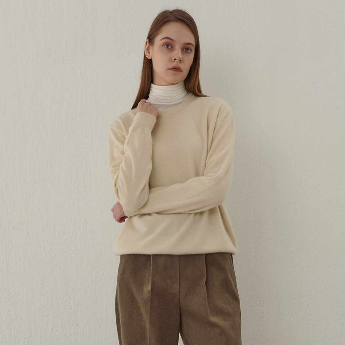 핀블랙(PINBLACK) WOOL SOFT RACCOON ROUND KNIT IVORY