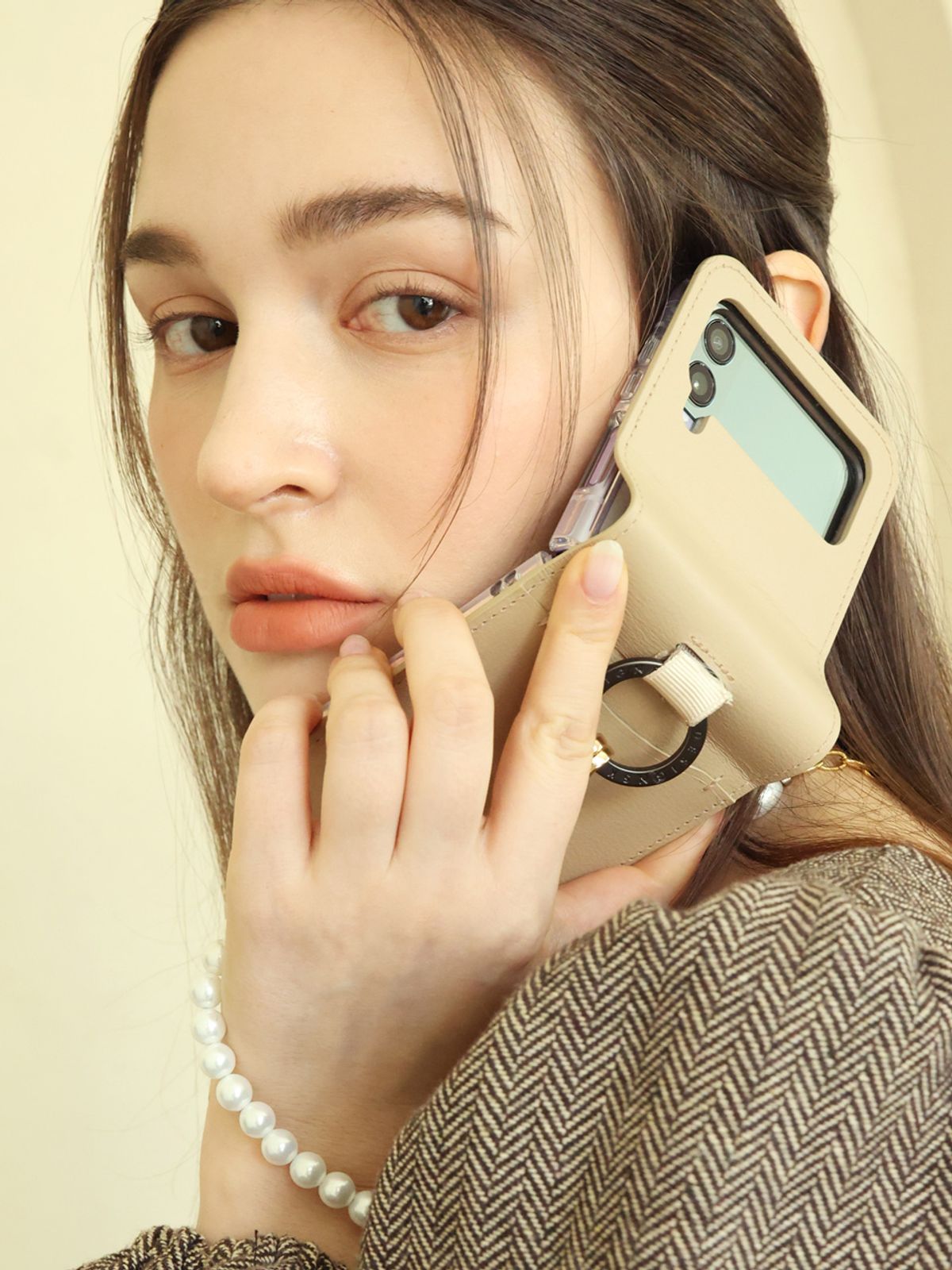 디자인스킨(DESIGNSKIN) Z플립3 링 그립 가죽 카드포켓 케이스 크림