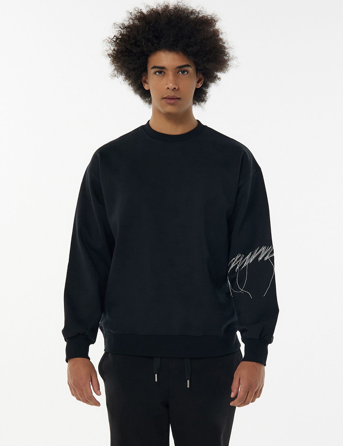 므아므(MMAM) 시그니처 핸드자수 슬리브 스티치 스웨트셔츠