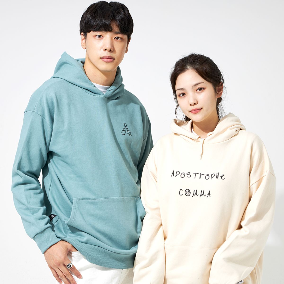 어퍼스트로피 콤마(APOSTROPHE COMMA) 풀네임 드로잉 로고 후디 (아이보리/블랙)