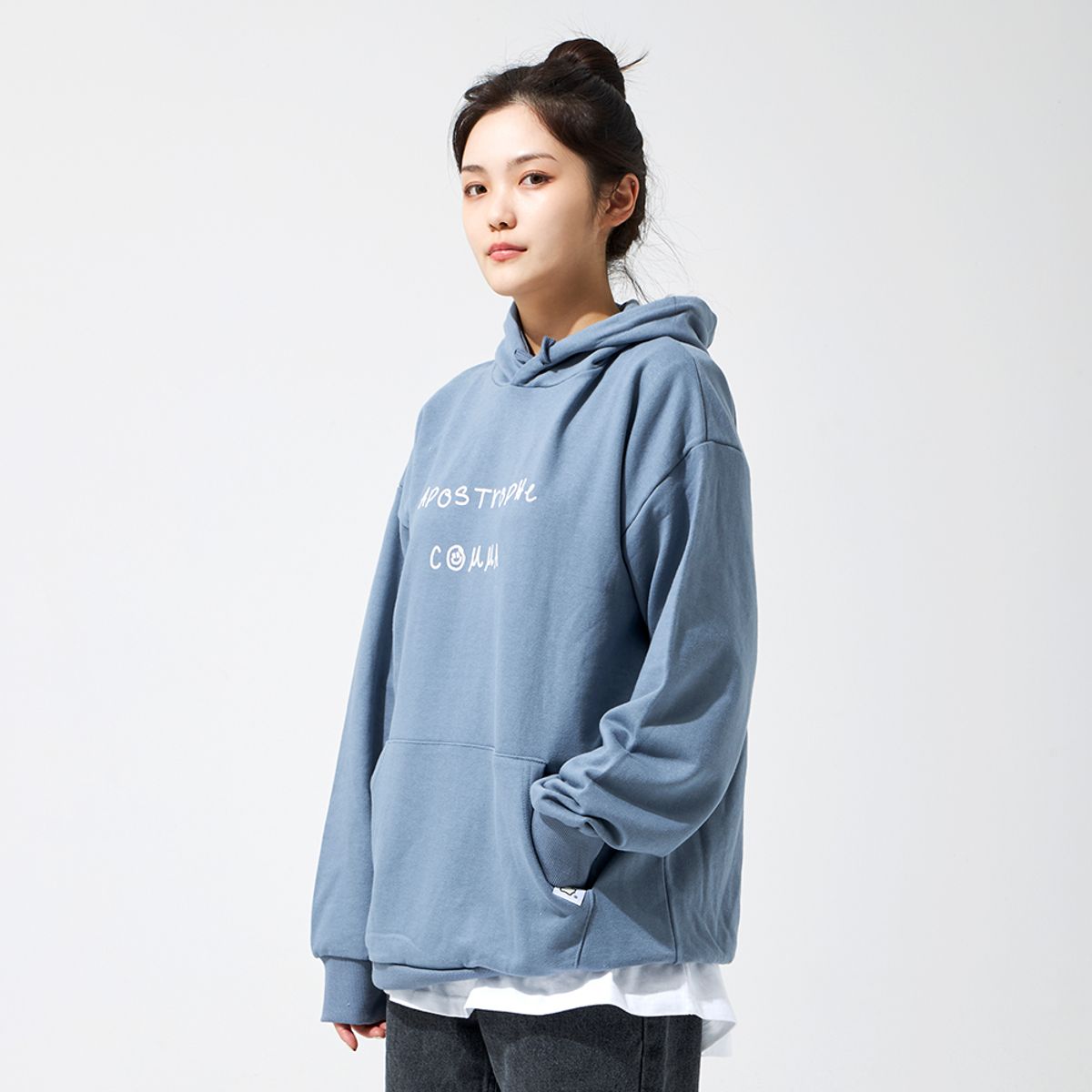 어퍼스트로피 콤마(APOSTROPHE COMMA) 풀네임 드로잉 로고 후디 (소라/화이트)
