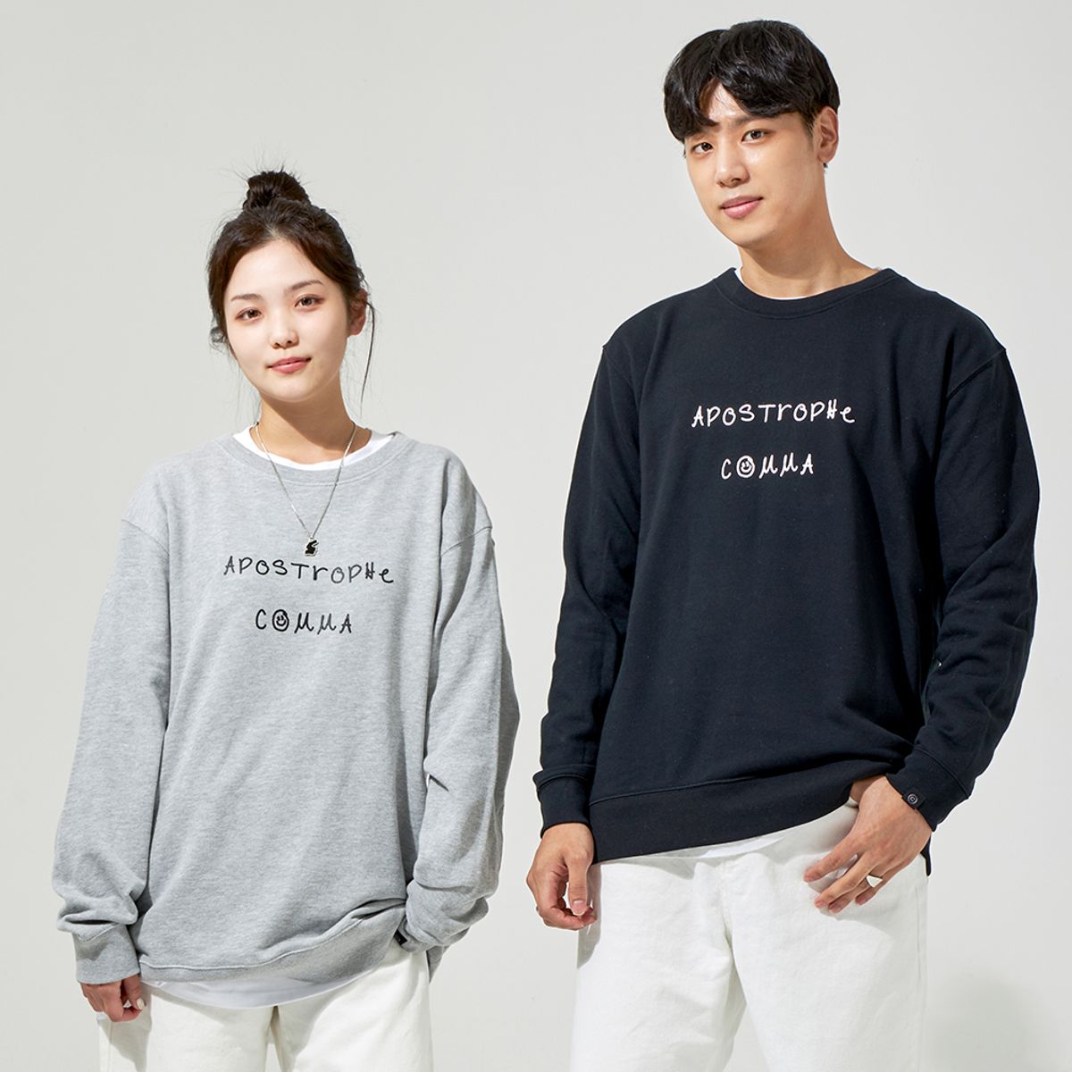어퍼스트로피 콤마(APOSTROPHE COMMA) 풀네임 드로잉 로고 스웨트셔츠 (블랙/화이트)