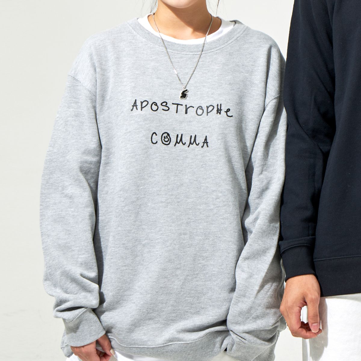 어퍼스트로피 콤마(APOSTROPHE COMMA) 풀네임 드로잉 로고 스웨트셔츠 (그레이/블랙)