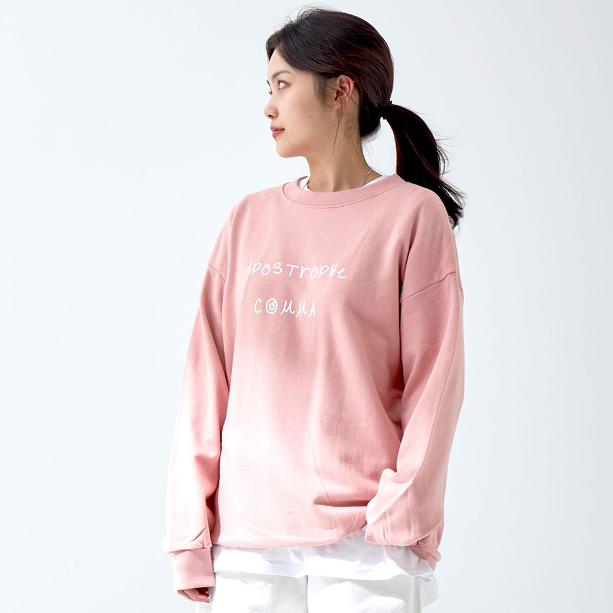 어퍼스트로피 콤마(APOSTROPHE COMMA) 풀네임 드로잉 로고 스웨트셔츠 (라이트핑크/화이트)
