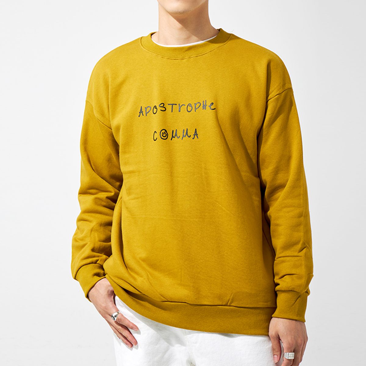 어퍼스트로피 콤마(APOSTROPHE COMMA) 풀네임 드로잉 로고 스웨트셔츠 (올리브/블랙)