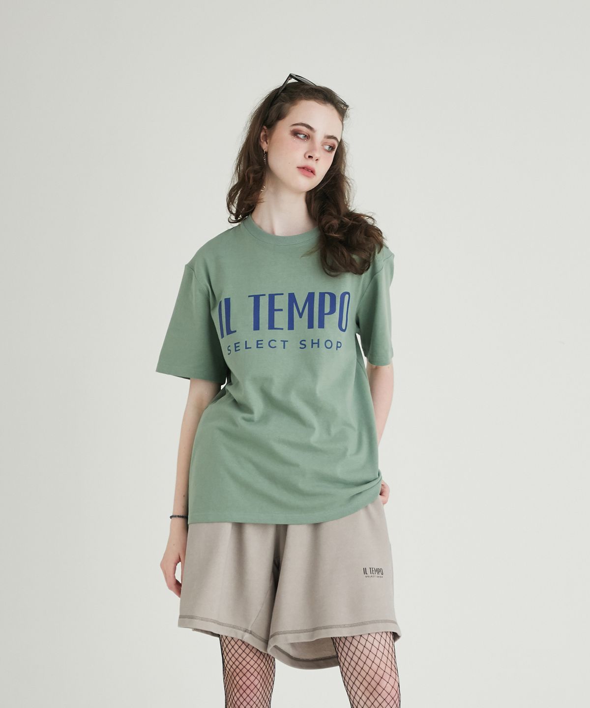 일템포셀렉샵(IL TEMPO SELECT SHOP) 레귤러 핏 빅 로고 티셔츠 더스티 그린