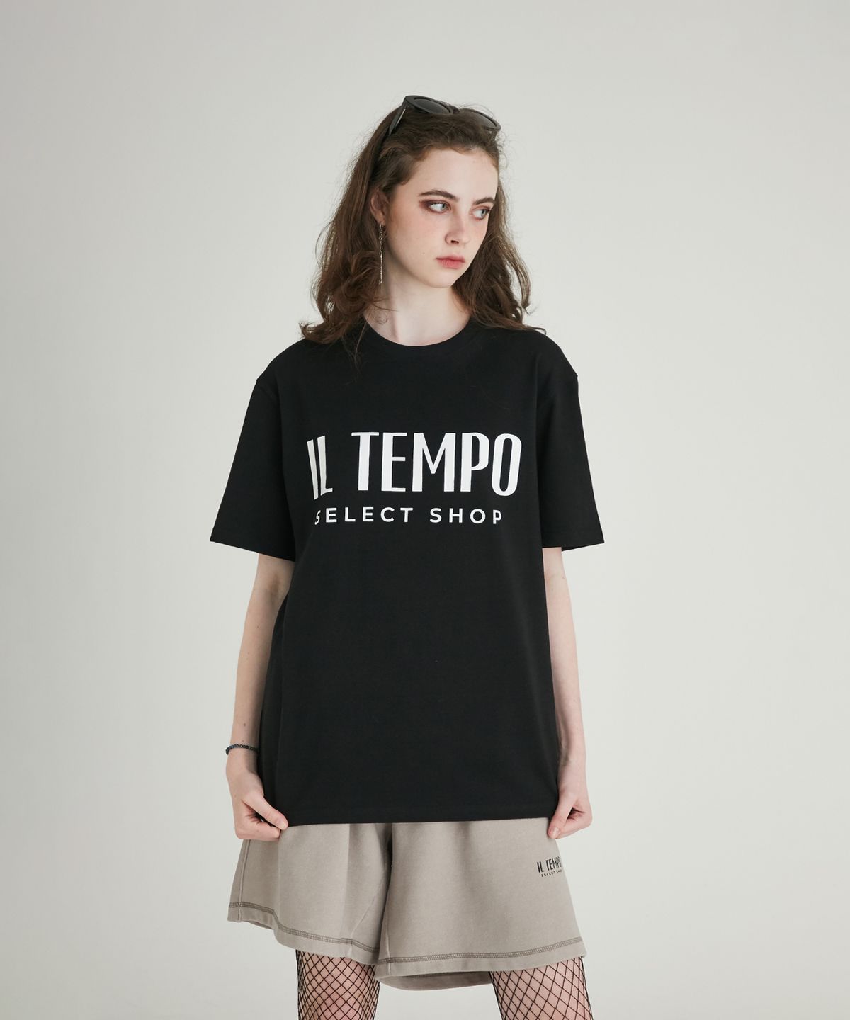 일템포셀렉샵(IL TEMPO SELECT SHOP) 레귤러 핏 빅 로고 티셔츠 블랙