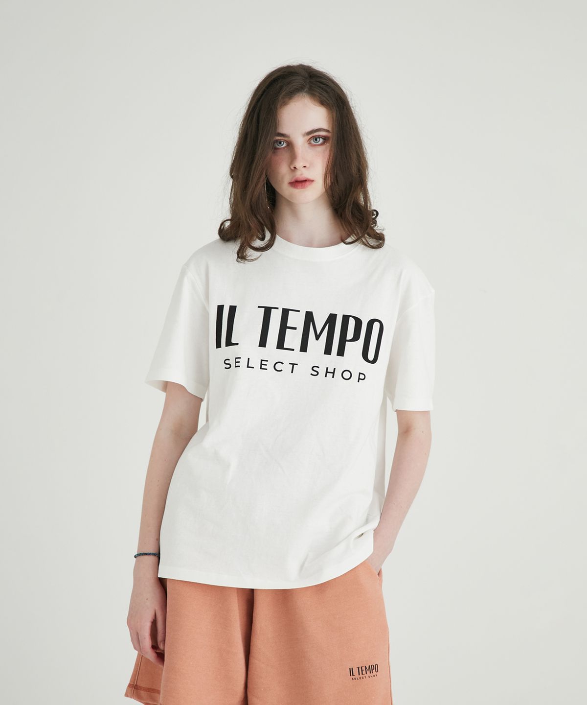 일템포셀렉샵(IL TEMPO SELECT SHOP) 레귤러 핏 빅 로고 티셔츠 오프 화이트