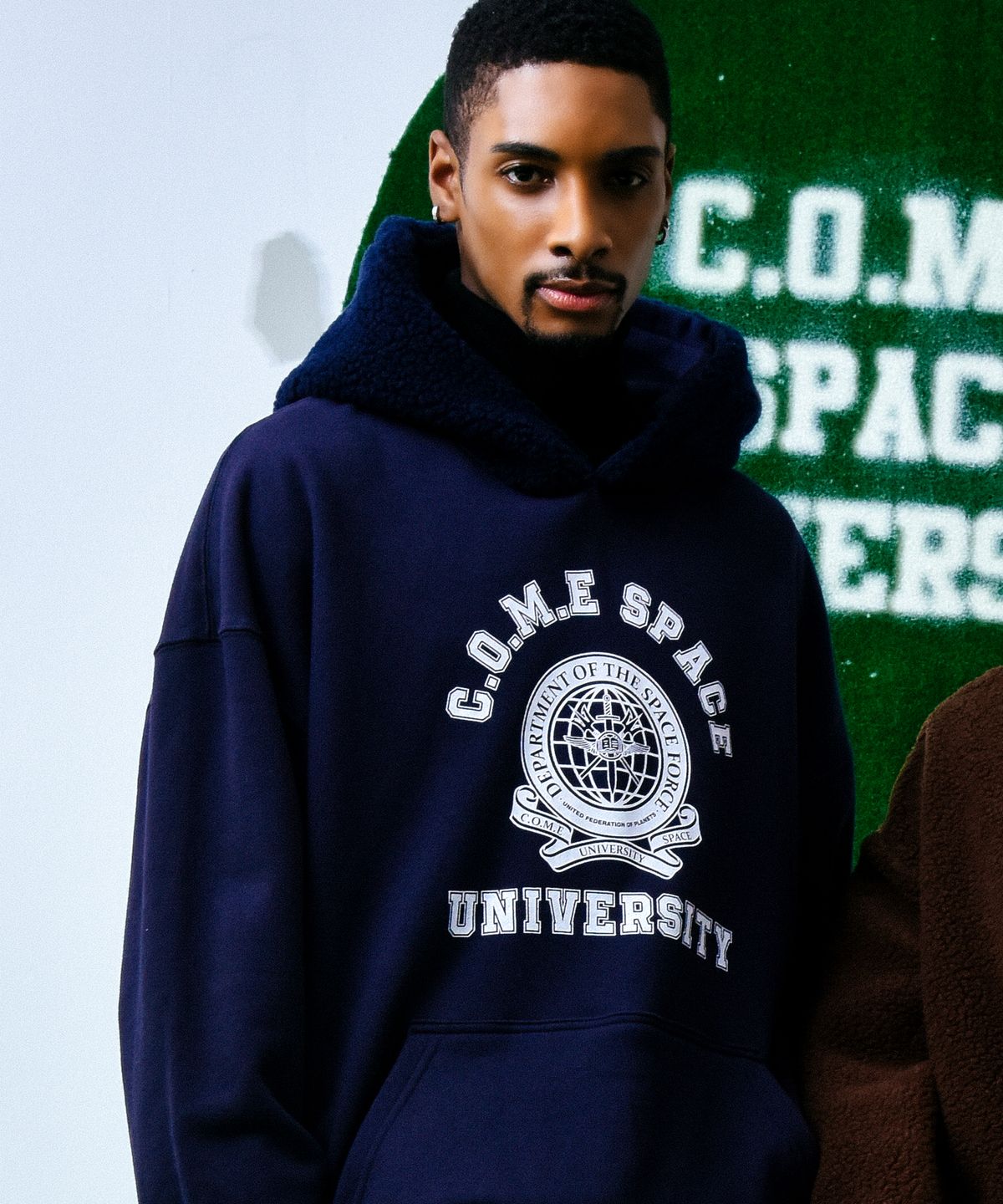 씨오엠이(COME) [UNISEX] Faux Shearling-Trimmed Cotton-Jersey Hoodie (Navy)