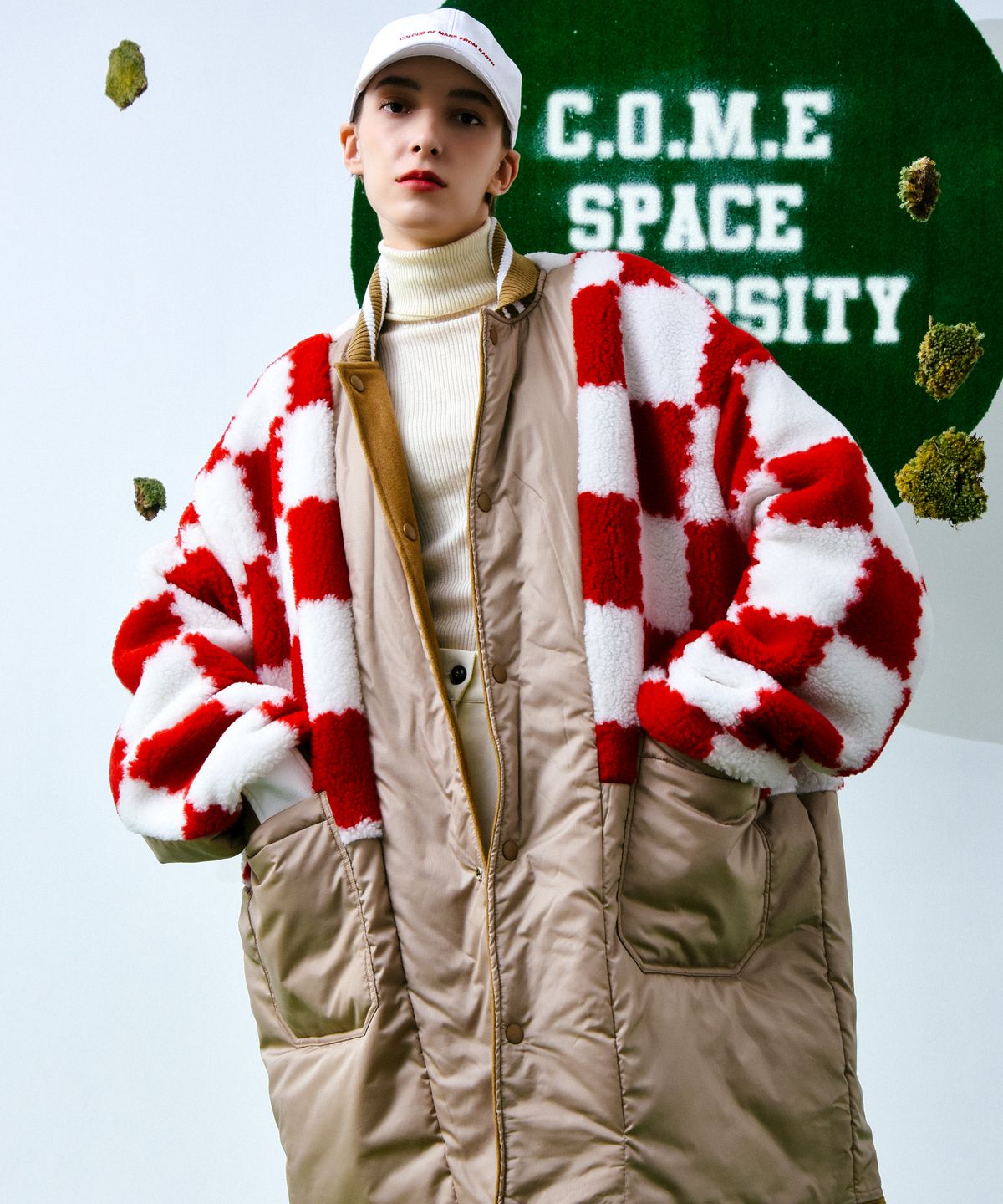 씨오엠이(COME) [UNISEX] Reversible Faux Fur Varsity Collar Coat (Red)