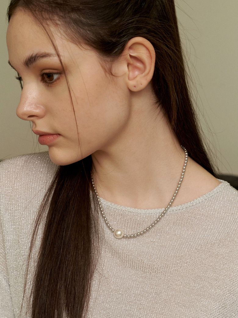 gray swarovski point white pearl necklace