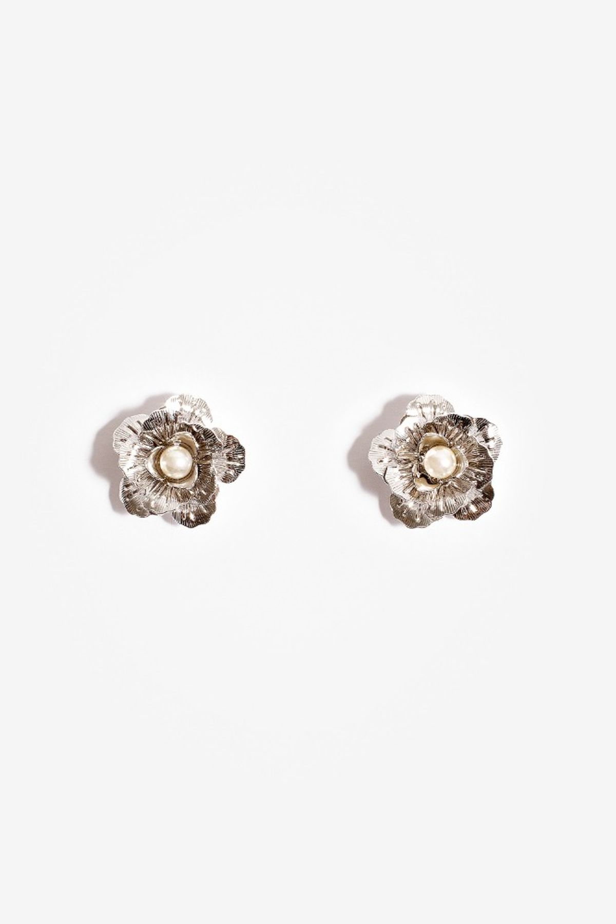 모드곤(MODGONE) 진주 장미 귀걸이 Pearl Rose earring