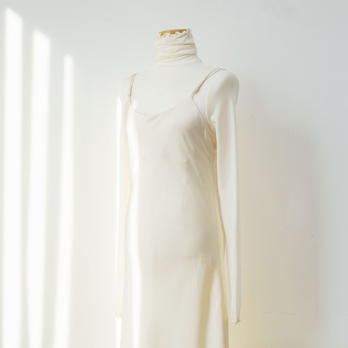핀블랙(PINBLACK) FRILLED TURTLENECK T SHIRTS IVORY