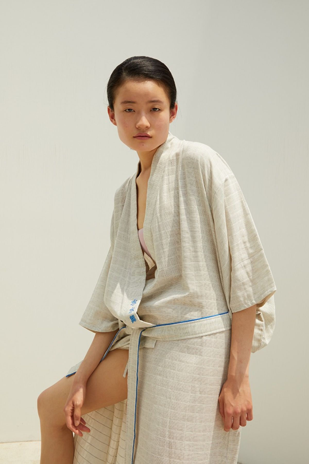 수수무(SUSUMU) DENAMU ROBE - LIGHT GREY