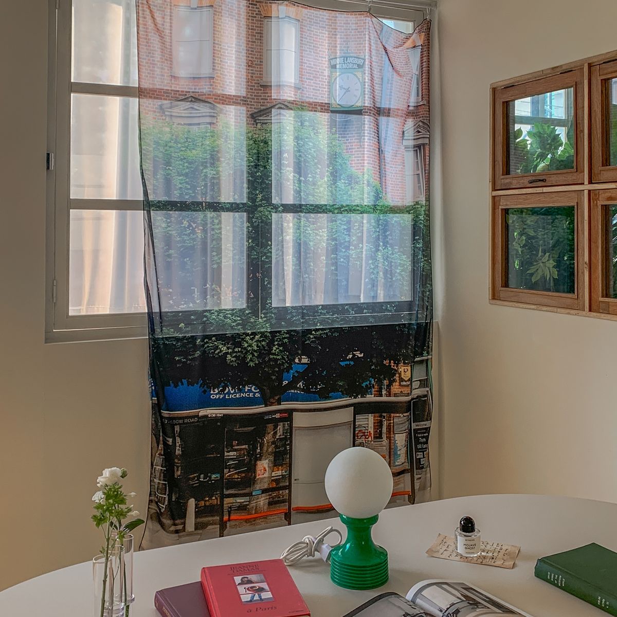 멜팅스튜디오(MELTING STUDIO) 느긋한 오후의 기록 인테리어 패브릭 쉬폰 포스터  / 63번 Bow road London #2(142-225cm)