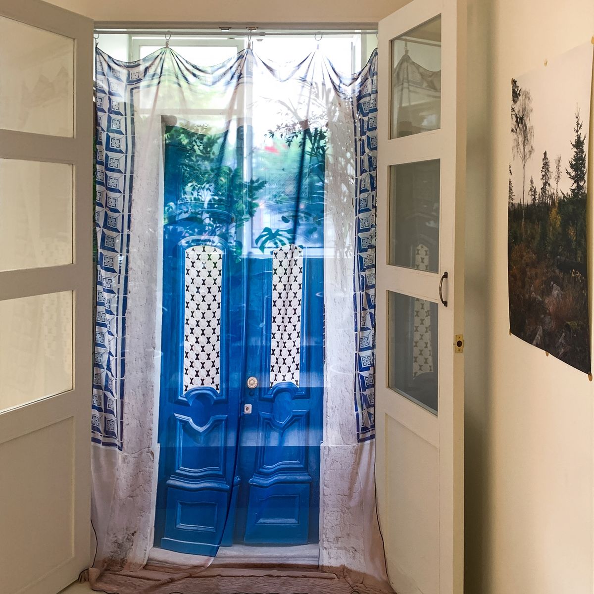 멜팅스튜디오(MELTING STUDIO) 느긋한 오후의 기록 인테리어 패브릭 쉬폰 포스터  / 65번 Blue antique door #2(142-225cm)