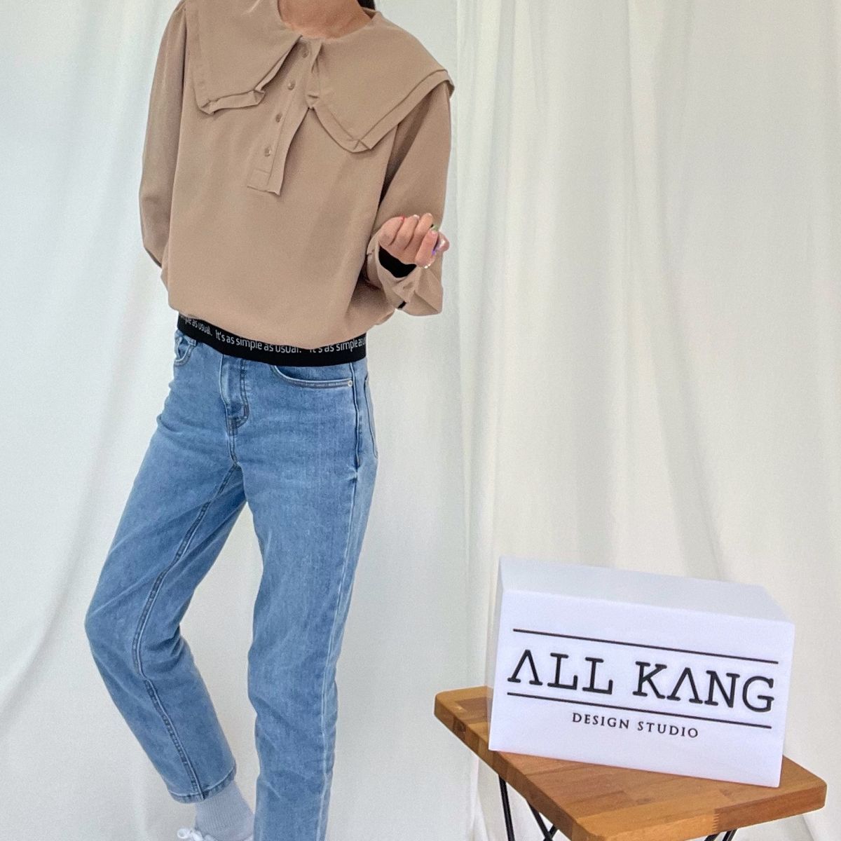 올강 디자인 스튜디오(ALL KANG DESIGN STUDIO) 레터링 Tape 포인트 블라우스