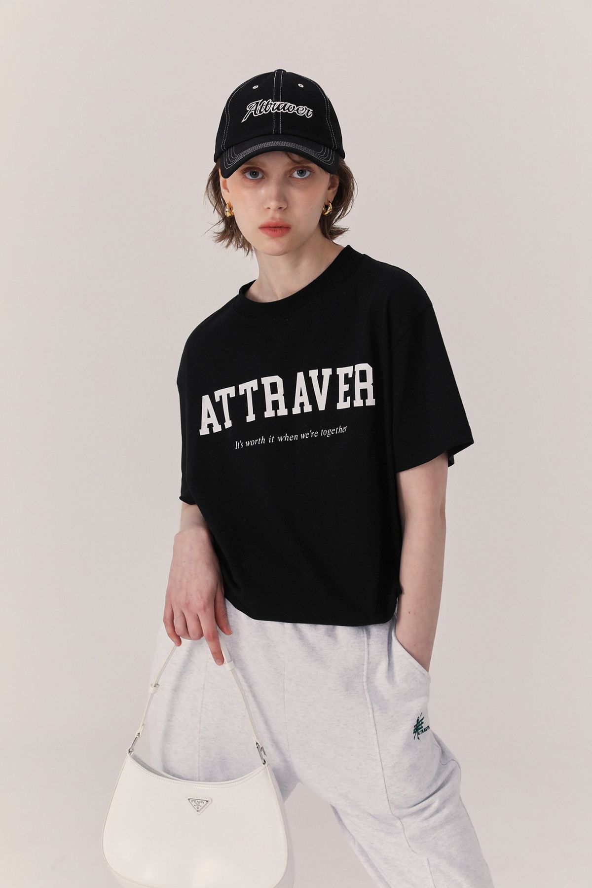 아뜨라베르(ATTRAVER) 베르 블랙 티셔츠