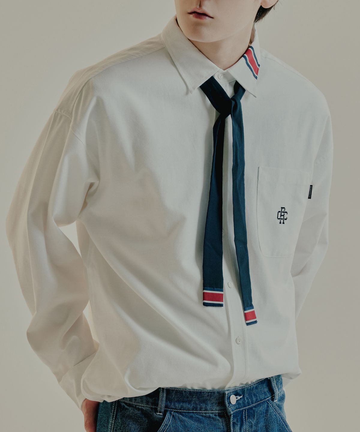 로맨틱크라운(ROMANTIC CROWN) RC 클럽 타이 오버핏 셔츠_화이트