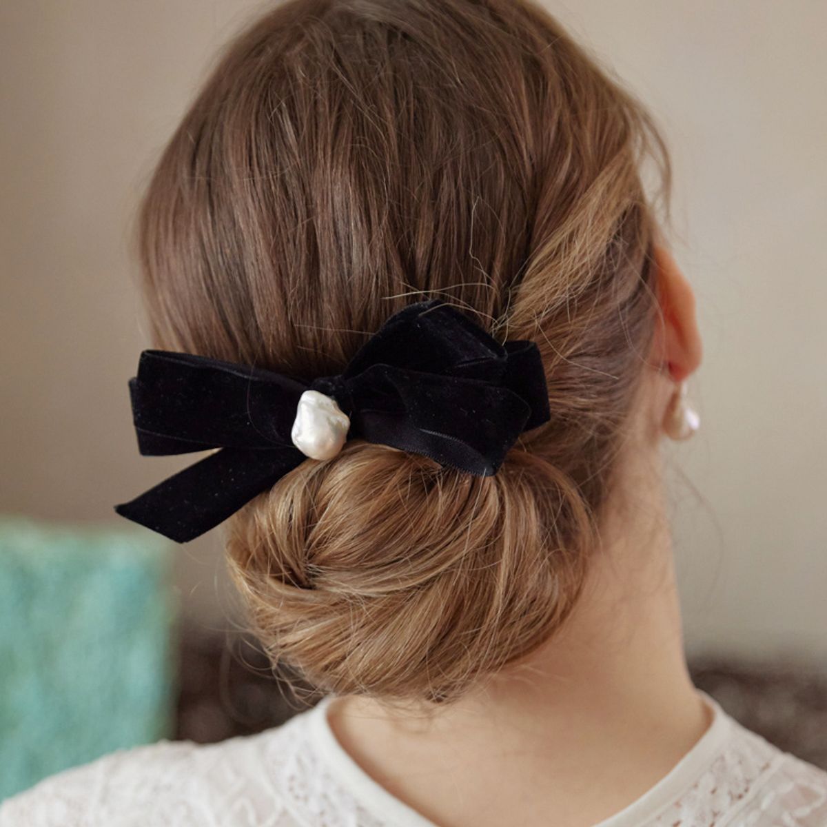 오브라비쉬에(OF-LAVISHE) Lavis Baroque Pearl Bow Pin