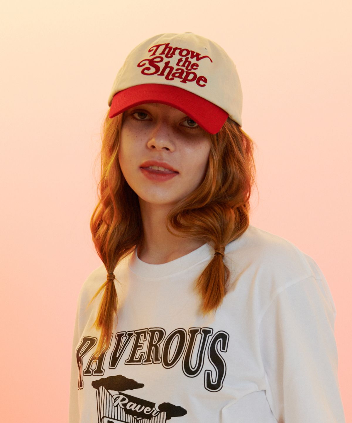 레이버러스(RAVEROUS) 쉐입 로고 볼캡 아이보리
