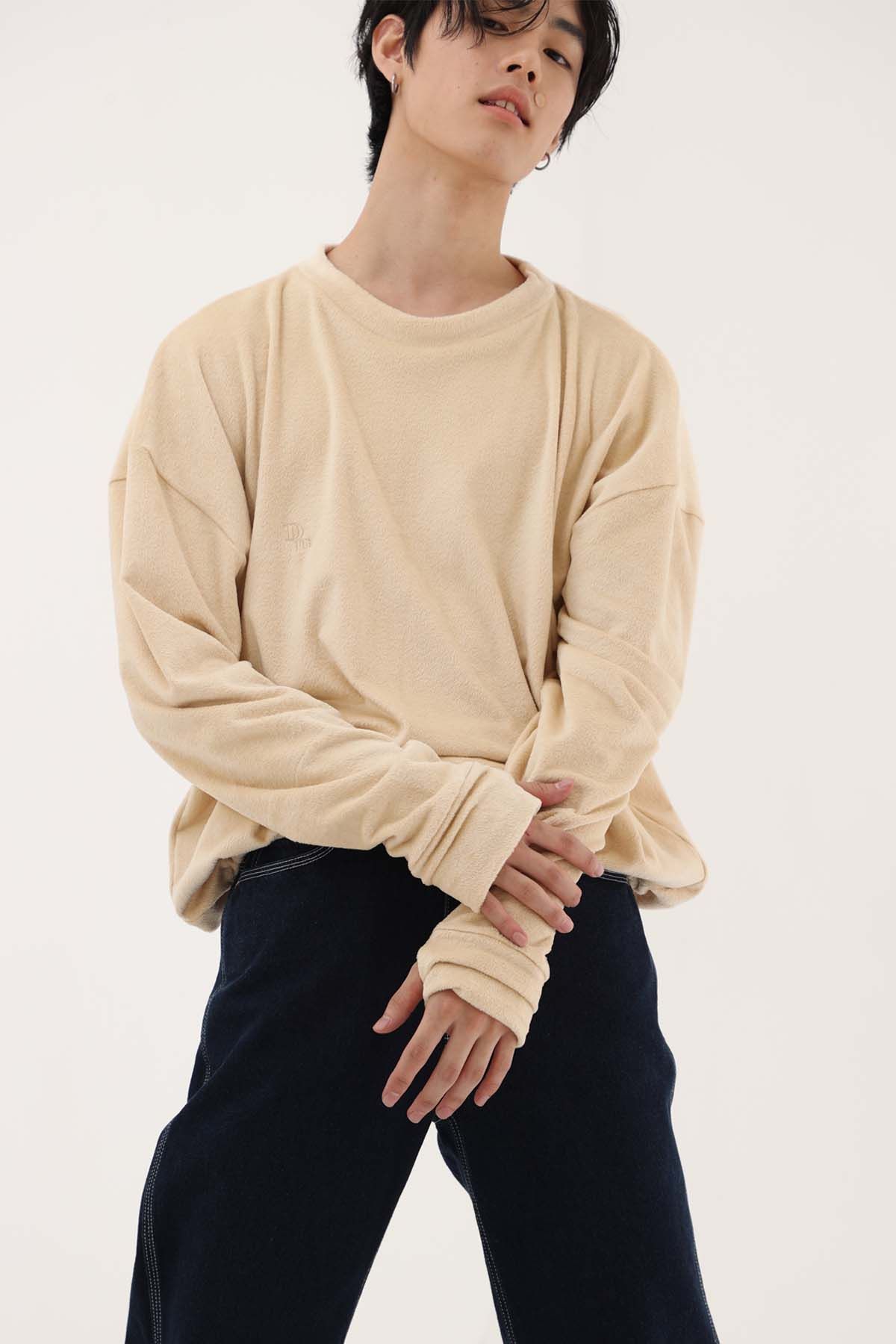 디메이든(DEMADEN) 벨벳 로고 맨투맨 티셔츠 베이지