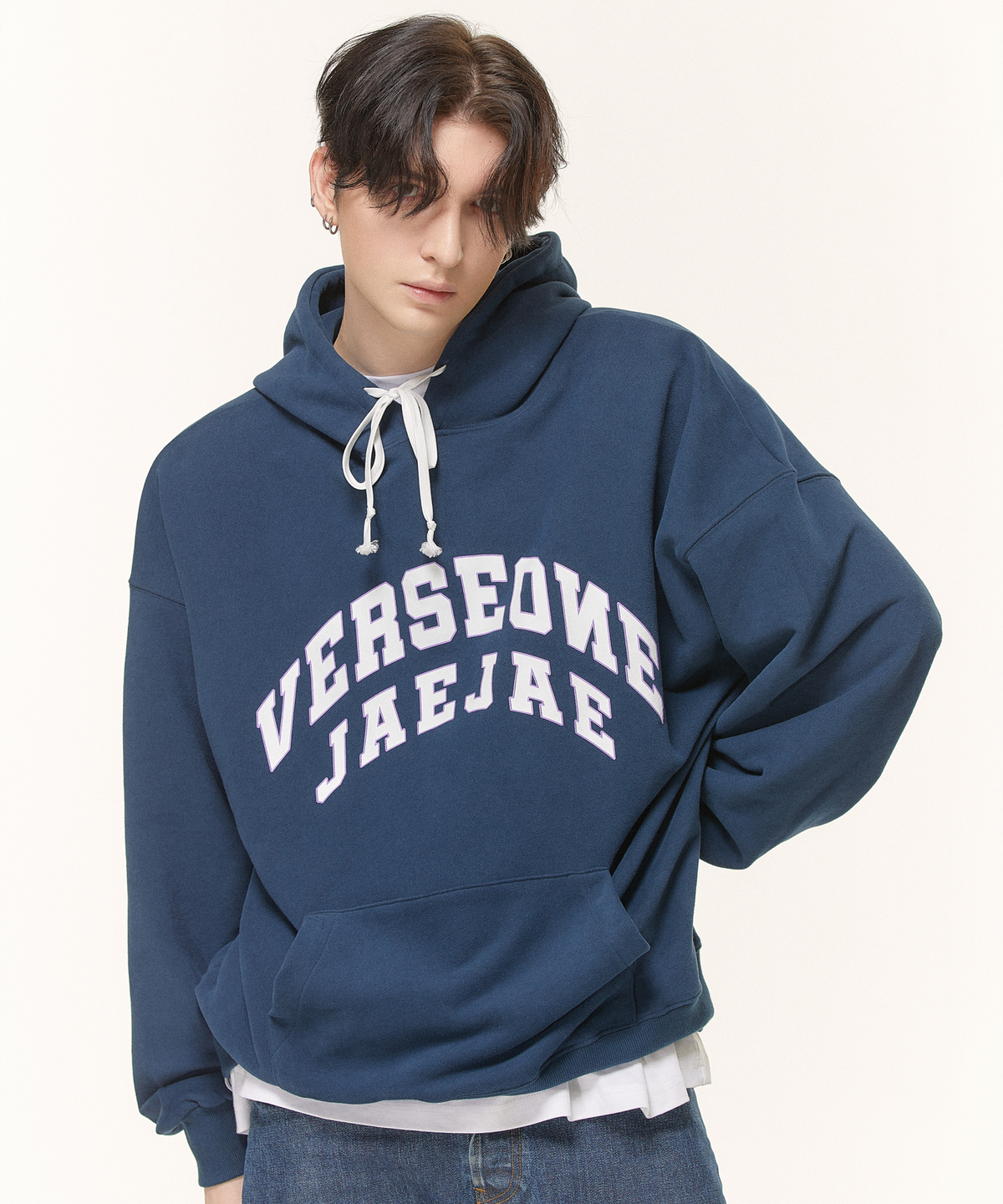 벌스원(VERSE ONE) VERSEONE X JAEJAE KITCHEN ARCH LOGO HOODIE NAVY