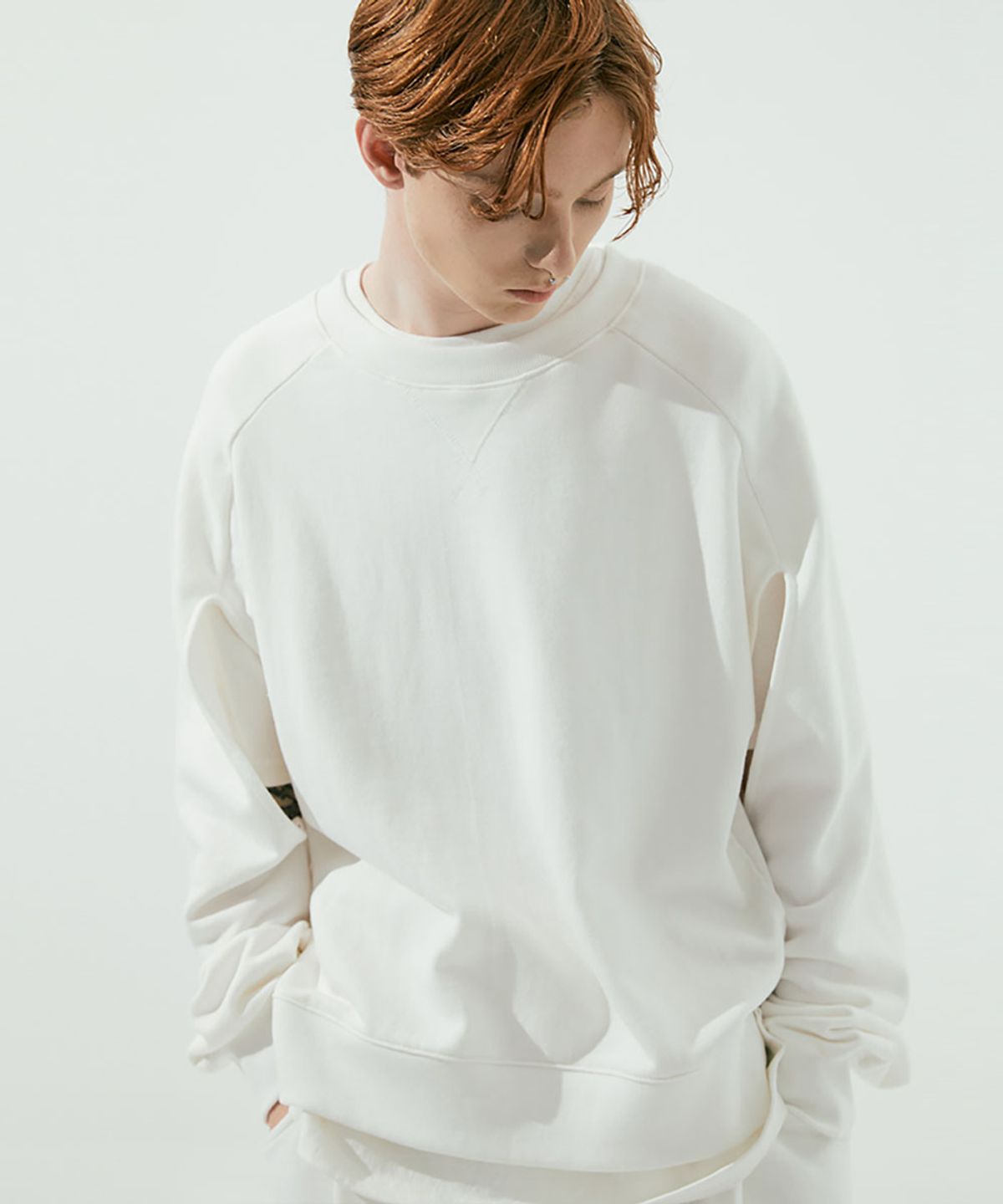 노이어(NOIRER) 컷 아웃 레이어드 스웨트셔츠 (아이보리)