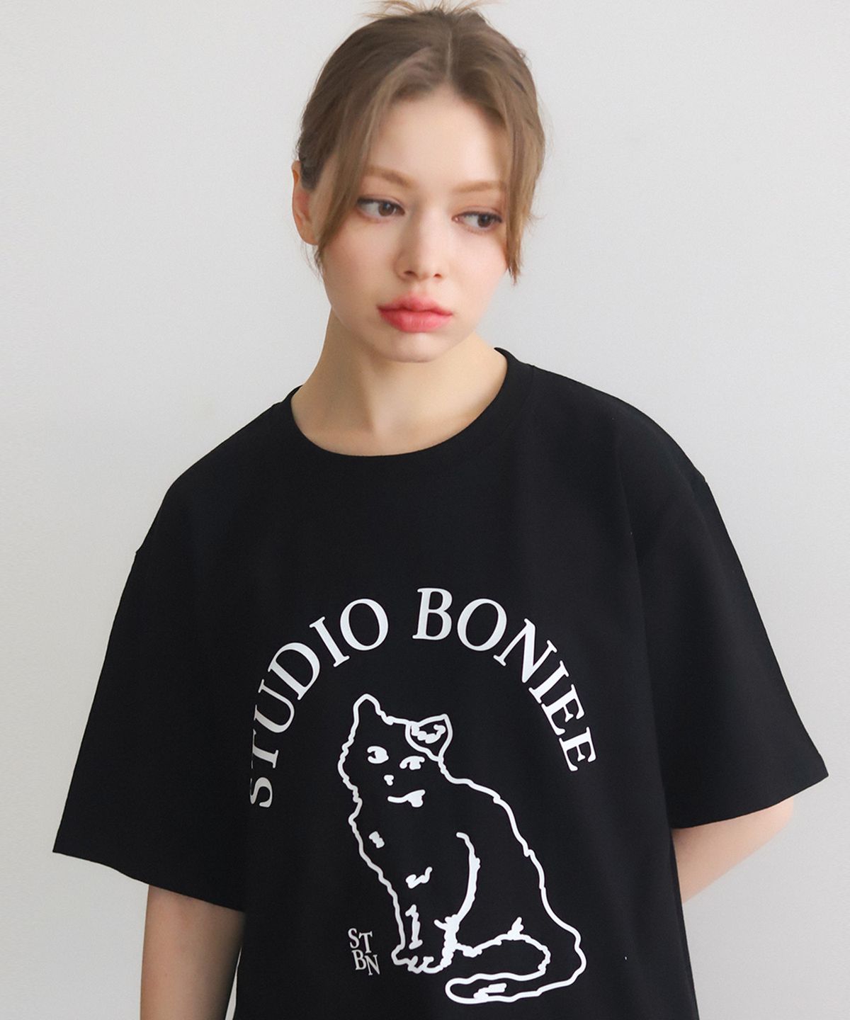 보늬(BONIEE) 캣 심볼(Cat Symbol) 그래픽 루즈 티셔츠 블랙