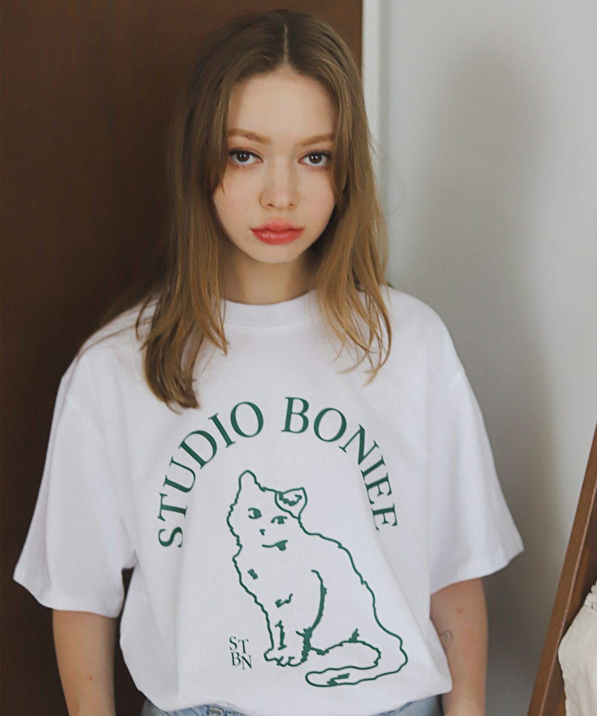 보늬(BONIEE) 캣 심볼(Cat Symbol) 그래픽 루즈 티셔츠 화이트