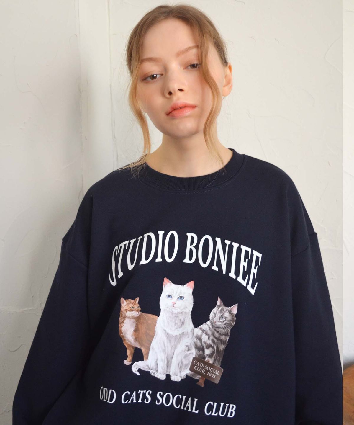 보늬(BONIEE) [기모 선택] 오드 캣츠(ODD CATS) 고양이 소셜 클럽 그래픽 오버 맨투맨 네이비
