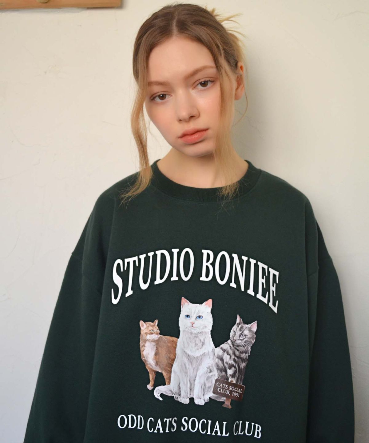 보늬(BONIEE) [기모 선택] 오드 캣츠(ODD CATS) 고양이 소셜 클럽 그래픽 오버 맨투맨 그린