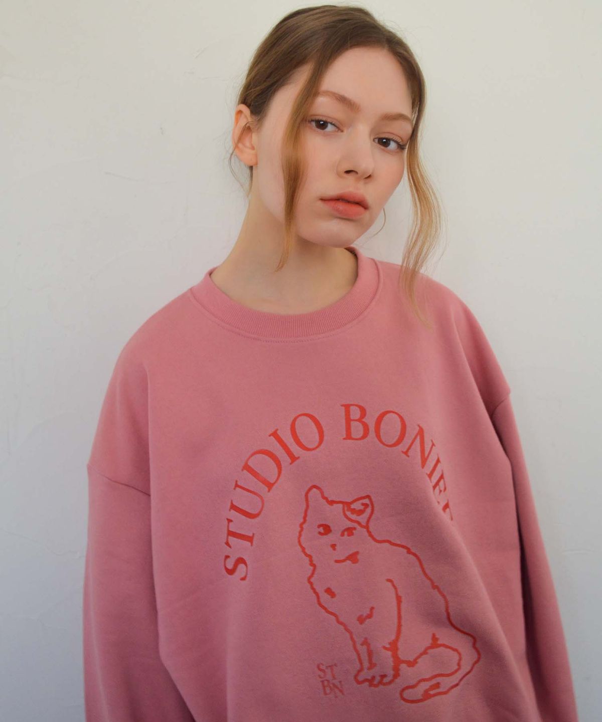 보늬(BONIEE) 캣 심볼(CAT SYMBOL) 고양이 로고 그래픽 오버 맨투맨 핑크