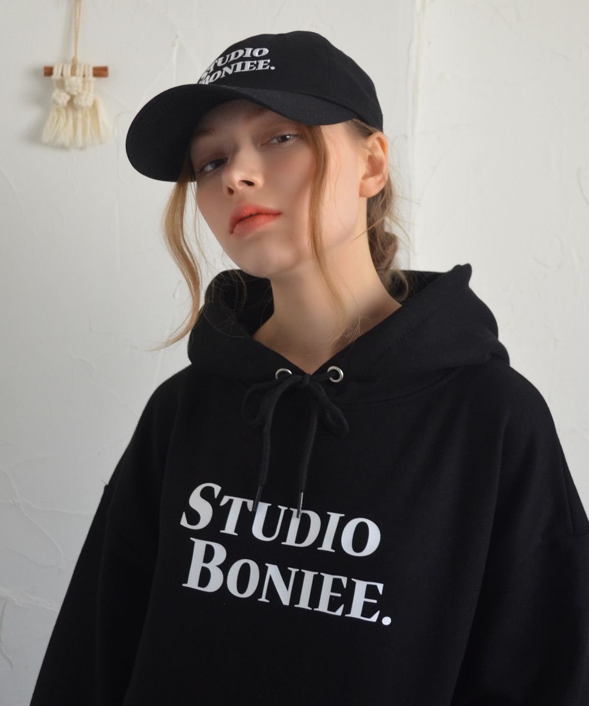 보늬(BONIEE) [기모 선택] 로고 타이포(LOGO TYPO) 오버 후드 티셔츠 블랙