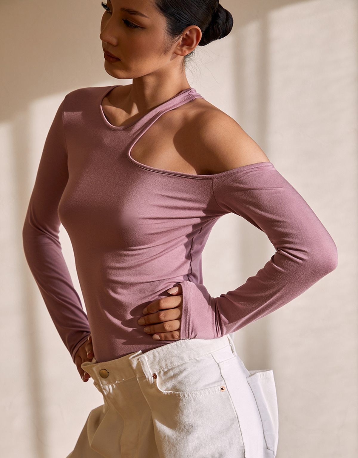탑걸(TOPGIRL) ASYMMETRIC CUT-OUT LONG SLEEVE TOP_T216TP118