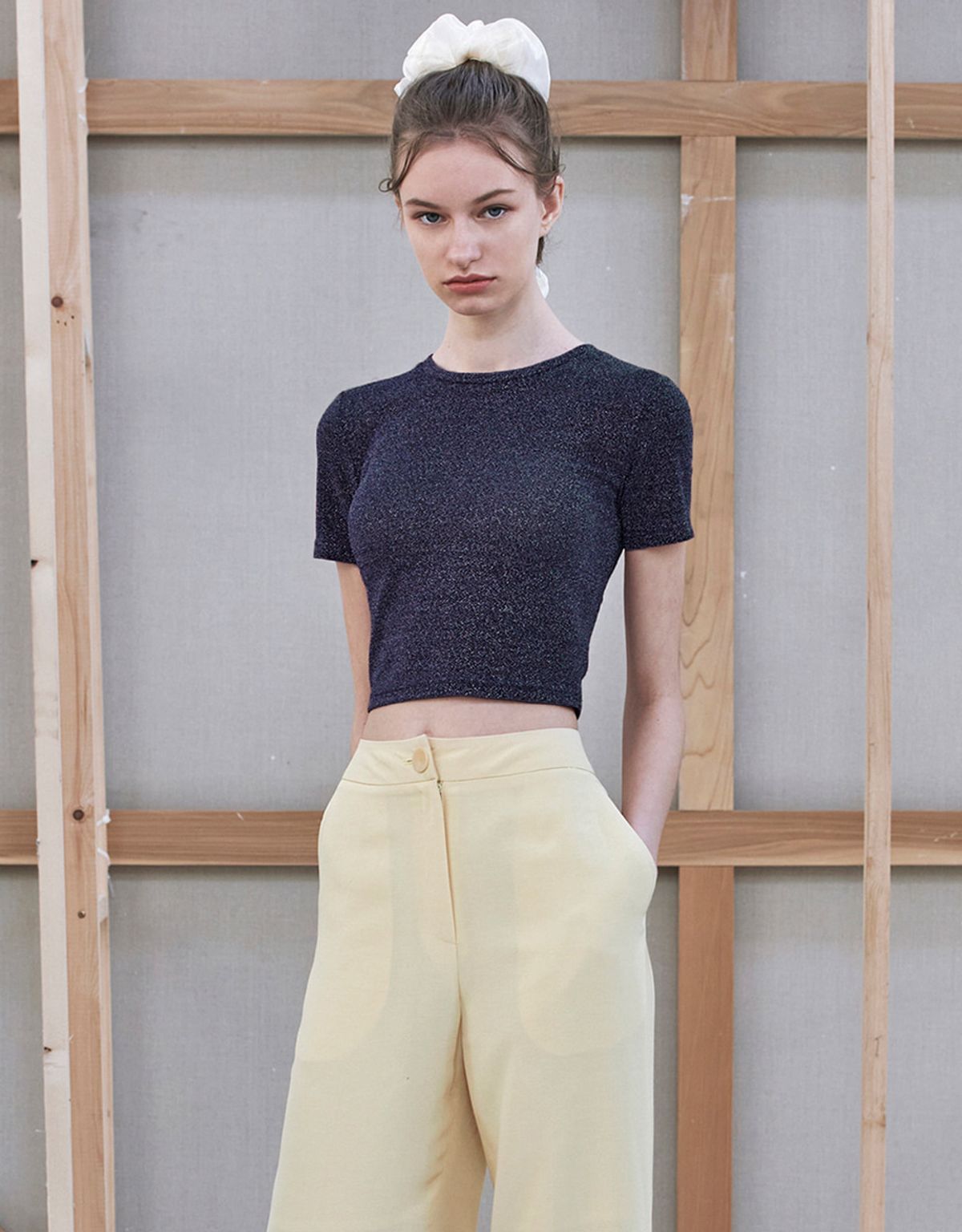 워브먼트(WOVEMENT) Wovement Lettering Glitter Crop Top - Navy