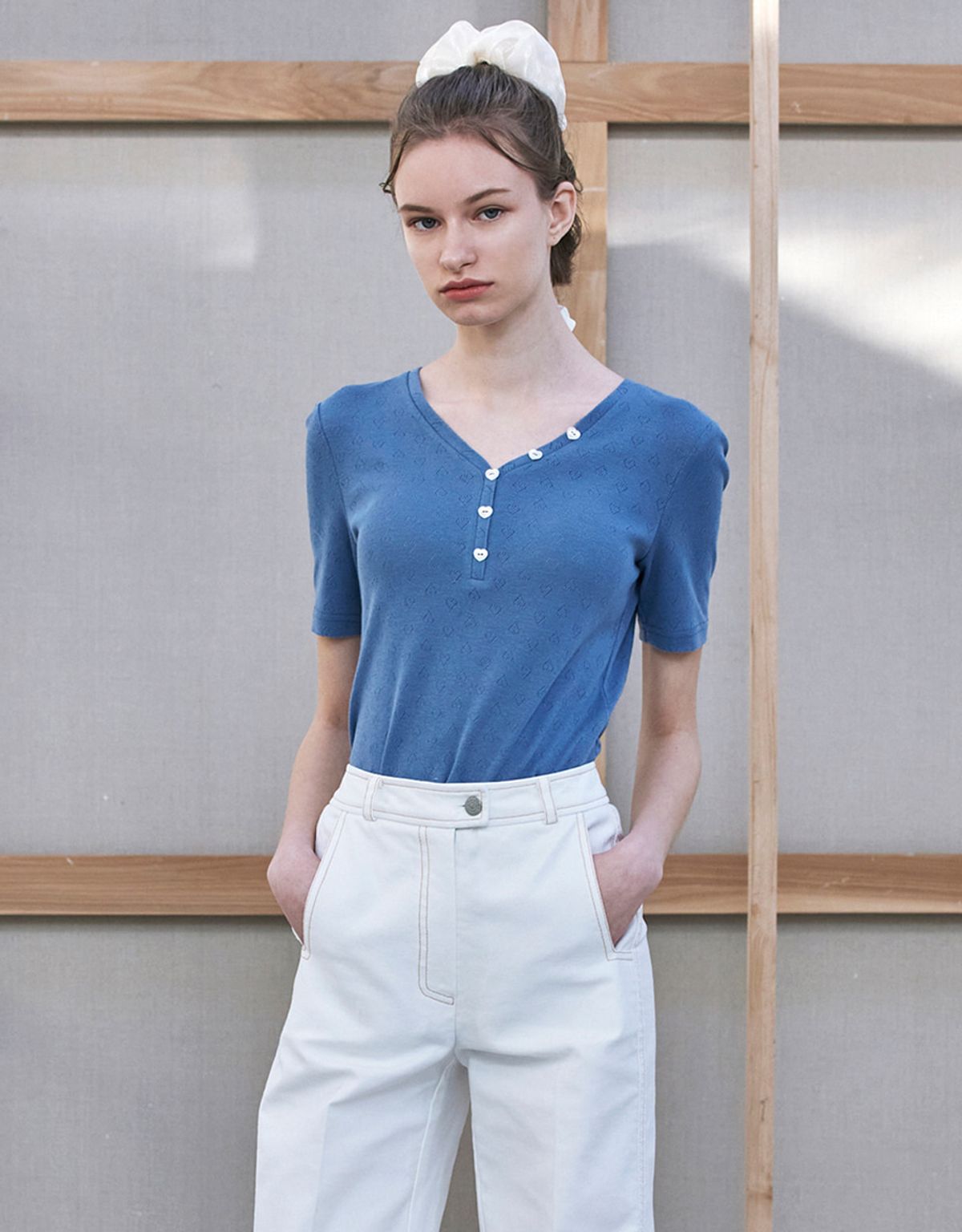 워브먼트(WOVEMENT) Heart Button Point V-neck Top - Blue
