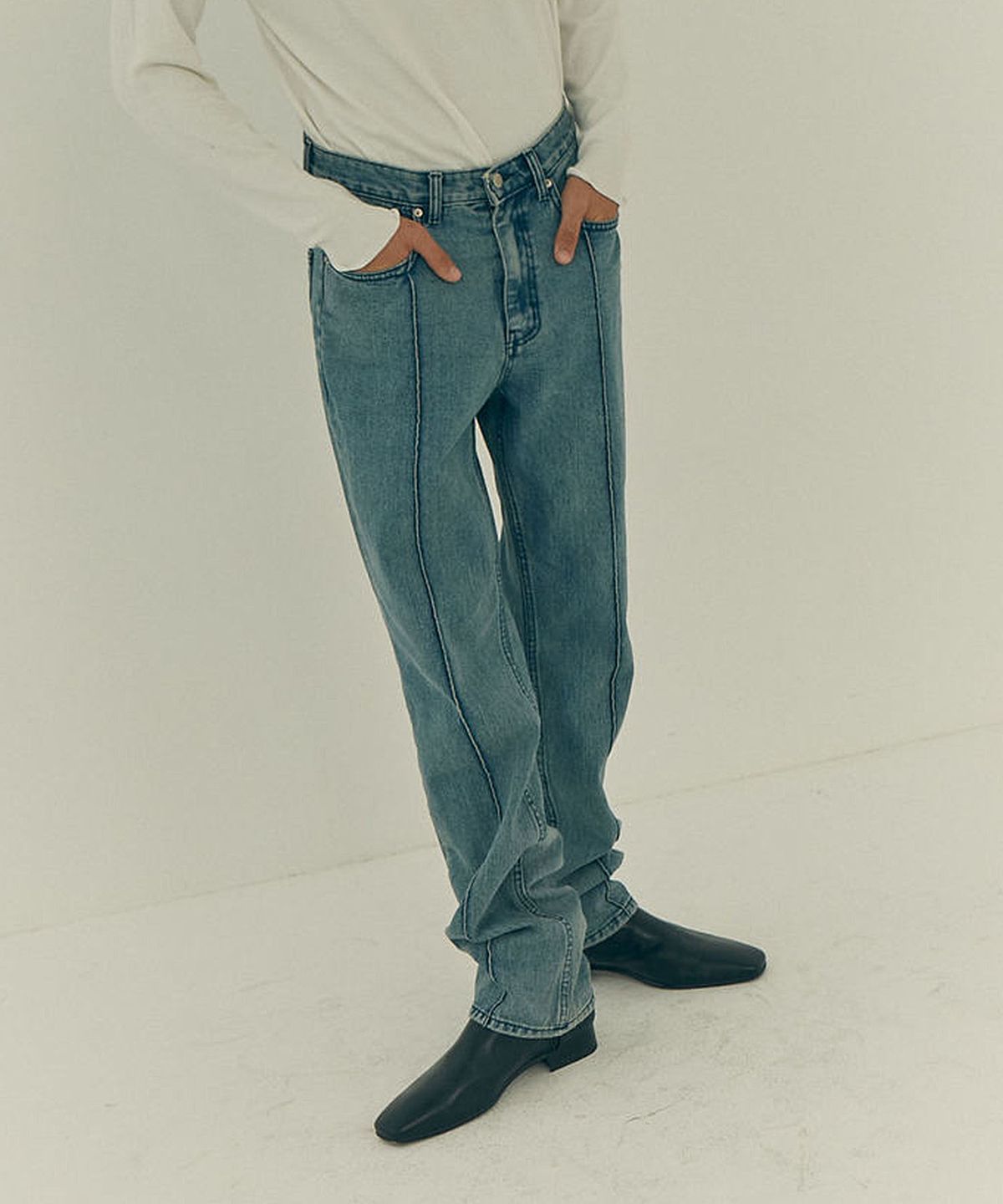 문선(MOONSUN) UNISEX Signature Pin Tuck Straight Denim Pants [INDIGO Medium Wash]