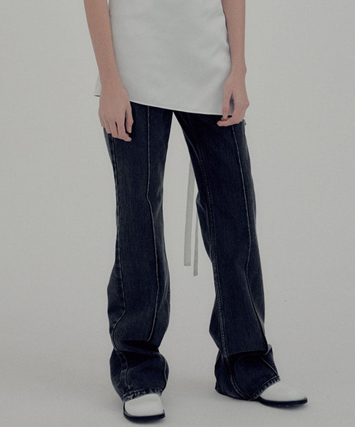 문선(MOONSUN) UNISEX Signature Pin Tuck Boots Cut Denim Pants [Washed Out Black]