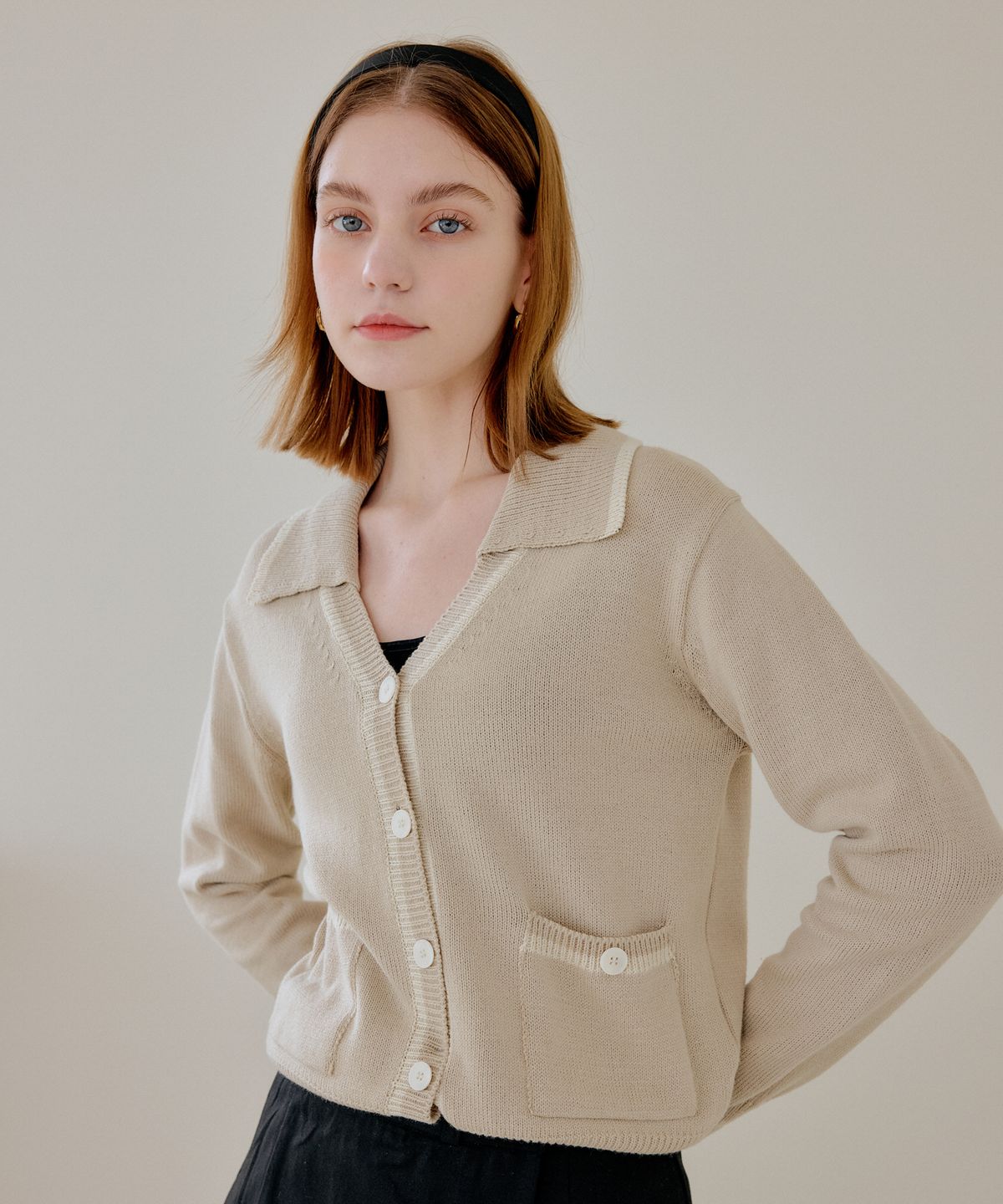 엽페(YUPPE) COLLAR POINT CARDIGAN_BEIGE