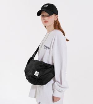 NP 브로치 웨이스트 백 블랙